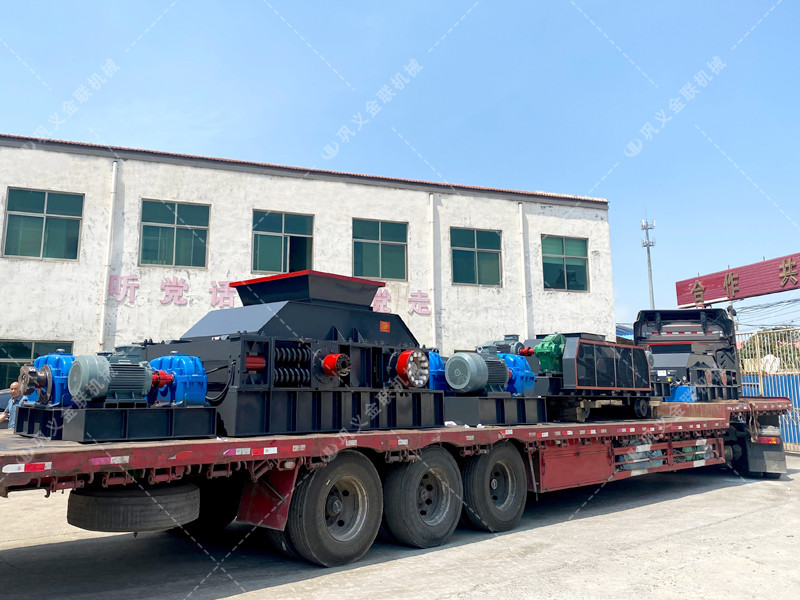 1200*1200雙齒輥破碎機(jī)，兩臺(tái)900*900軌道移動(dòng)雙齒輥破碎機(jī)發(fā)往云南