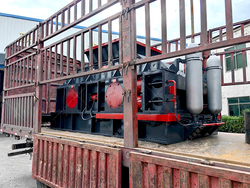 1200x800液壓直聯(lián)對輥破碎機發(fā)往河南